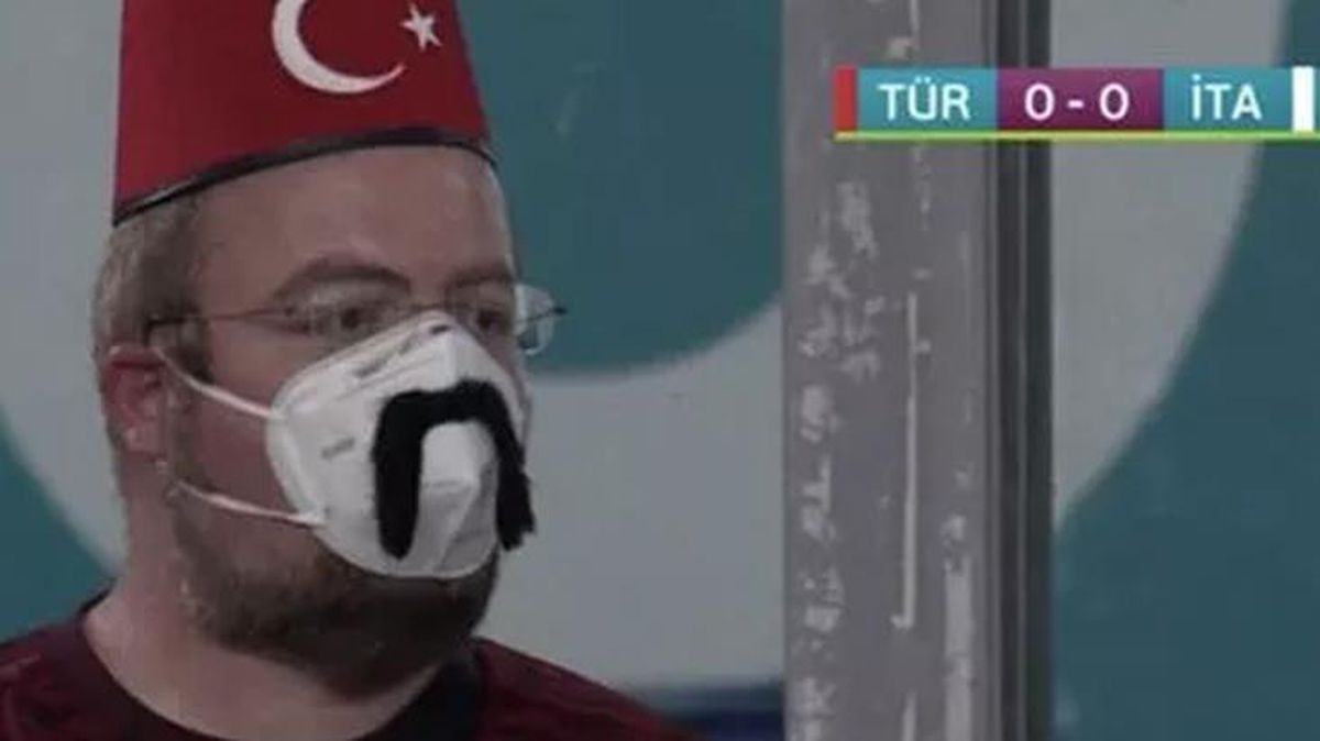Bu fotoğraf maçın önüne geçti! Bıyık ve fesiyle tüm dikkatleri üzerine çekti