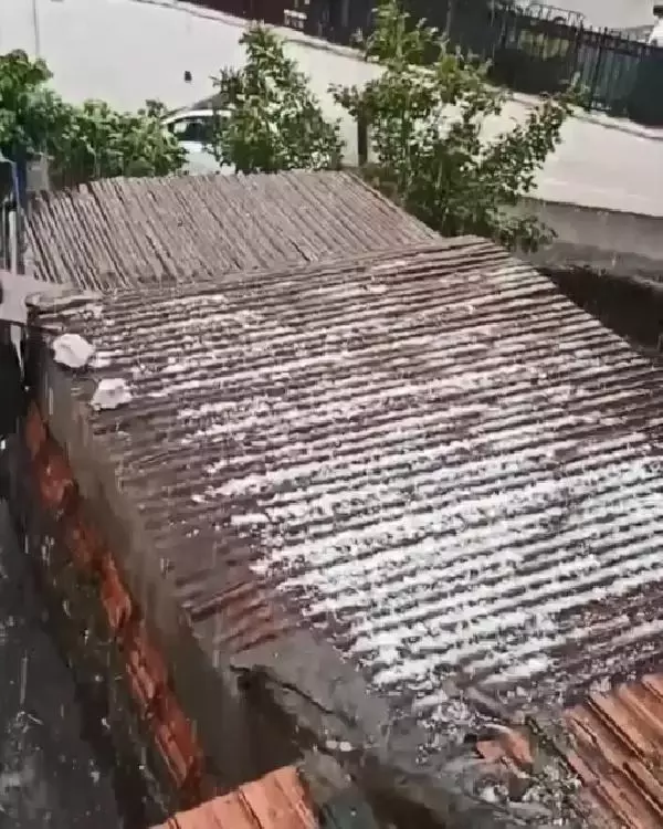 Bursa'da dolu yağışı hayatı olumsuz etkiledi Bursa'da dolu yağışı hayatı olumsuz etkiledi