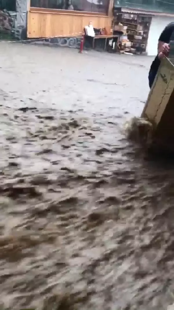 Bursa'da dolu yağışı hayatı olumsuz etkiledi Bursa'da dolu yağışı hayatı olumsuz etkiledi