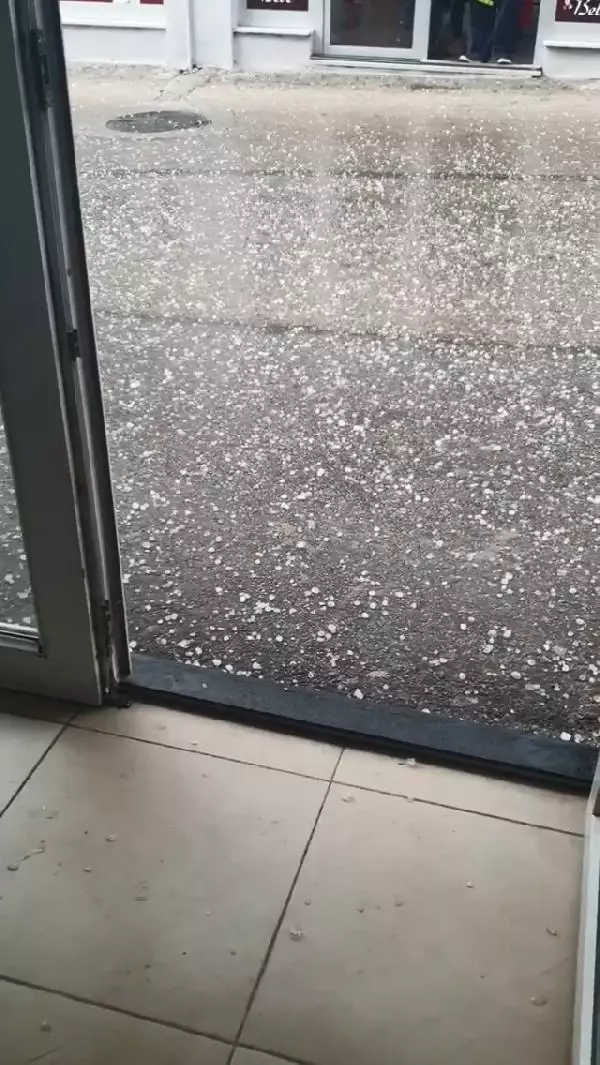 Bursa'da dolu yağışı hayatı olumsuz etkiledi Bursa'da dolu yağışı hayatı olumsuz etkiledi