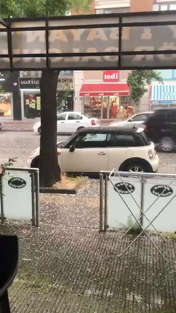 Bursa'da dolu yağışı hayatı olumsuz etkiledi Bursa'da dolu yağışı hayatı olumsuz etkiledi