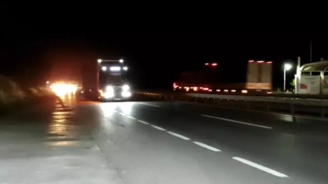 Bursa'da tıra arkadan çarpan sürücü araç içinde sıkışarak can verdi