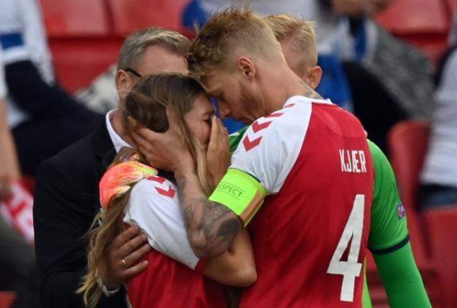 Christian Eriksen maç esnasında yere bir anda yere yığıldı, eşinin görüntüsü yürek burktu