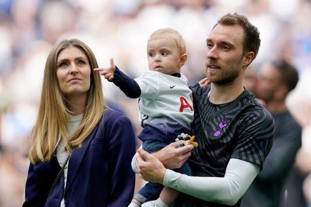 Christian Eriksen maç esnasında yere bir anda yere yığıldı, eşinin görüntüsü yürek burktu