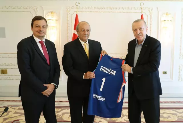 Cumhurbaşkanı Erdoğan, Anadolu Efes Kulübünün yönetici, teknik heyet ve sporcularını kabul etti Cumhurbaşkanı Erdoğan, Anadolu Efes Kulübünün yönetici, teknik heyet ve sporcularını kabul etti