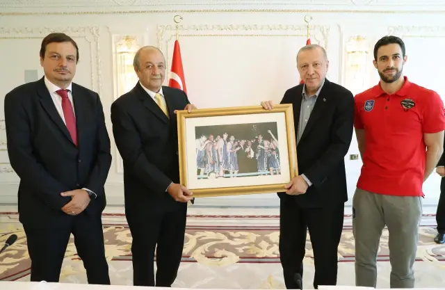 Cumhurbaşkanı Erdoğan, Anadolu Efes Kulübünün yönetici, teknik heyet ve sporcularını kabul etti