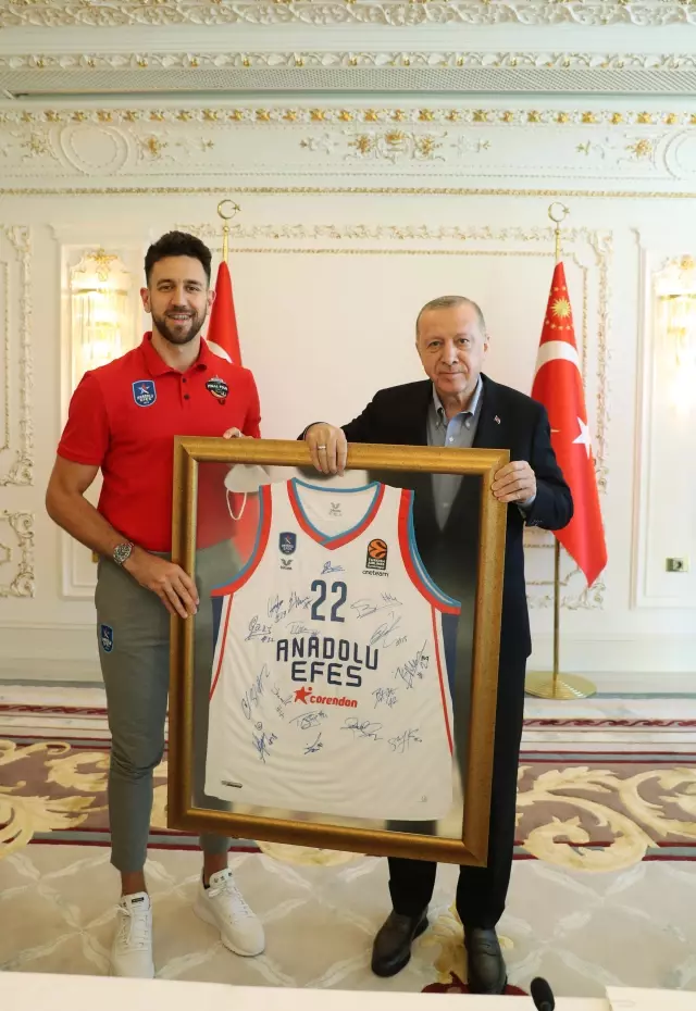Cumhurbaşkanı Erdoğan, Anadolu Efes Kulübünün yönetici, teknik heyet ve sporcularını kabul etti