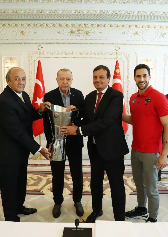 Cumhurbaşkanı Erdoğan, Anadolu Efes Kulübünün yönetici, teknik heyet ve sporcularını kabul etti
