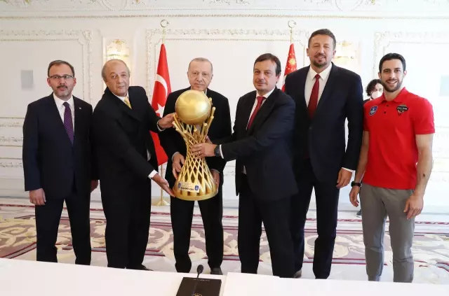 Cumhurbaşkanı Erdoğan, Anadolu Efes Kulübünün yönetici, teknik heyet ve sporcularını kabul etti