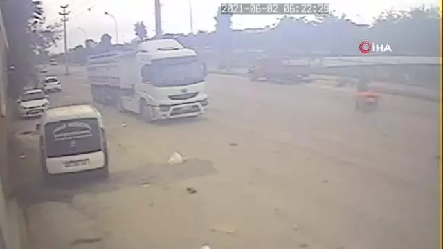 Dondurma yiyerek cep telefonu çalan hırsız, güvenlik kamerasına yakalandı Dondurma yiyerek cep telefonu çalan hırsız, güvenlik kamerasına yakalandı