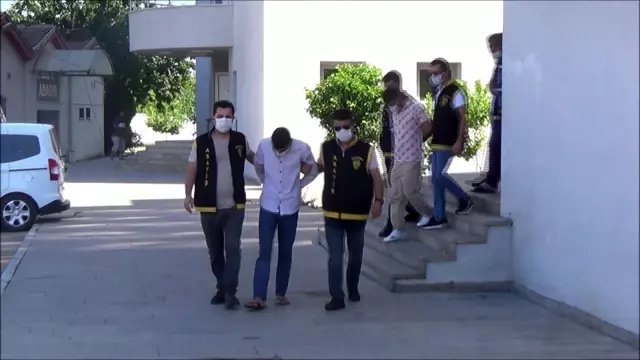 Son dakika haberi... Dondurma yiyerek cep telefonu çalan hırsız, güvenlik kamerasına yakalandı Son dakika haberi... Dondurma yiyerek cep telefonu çalan hırsız, güvenlik kamerasına yakalandı