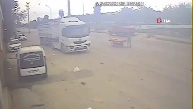 Dondurma yiyerek cep telefonu çalan hırsız, güvenlik kamerasına yakalandı Dondurma yiyerek cep telefonu çalan hırsız, güvenlik kamerasına yakalandı