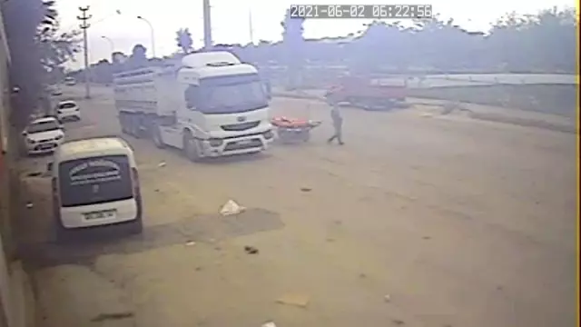 Son dakika haberi... Dondurma yiyerek cep telefonu çalan hırsız, güvenlik kamerasına yakalandı Son dakika haberi... Dondurma yiyerek cep telefonu çalan hırsız, güvenlik kamerasına yakalandı