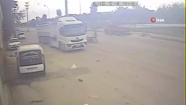 Dondurma yiyerek cep telefonu çalan hırsız, güvenlik kamerasına yakalandı Dondurma yiyerek cep telefonu çalan hırsız, güvenlik kamerasına yakalandı