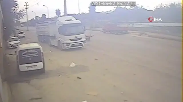 Dondurma yiyerek cep telefonu çalan hırsız, güvenlik kamerasına yakalandı Dondurma yiyerek cep telefonu çalan hırsız, güvenlik kamerasına yakalandı