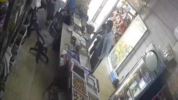 Son dakika gündem: Dondurma yiyerek cep telefonu çalan hırsızlık şüphelisi kamerada