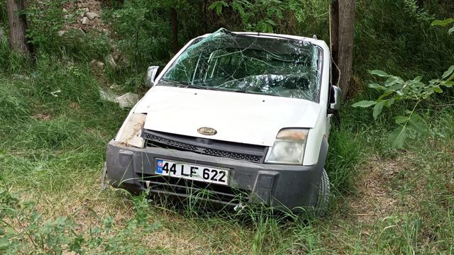 Elazığ'da hafif ticari araç devrildi: 3 yaralı Elazığ'da hafif ticari araç devrildi: 3 yaralı