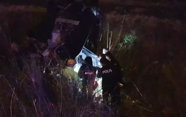 Şarampole devrilen araçta sıkışan yaralıları AFAD ve itfaiye ekipleri kurtardı