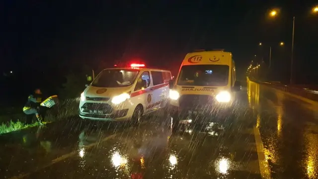 Şarampole devrilen araçta sıkışan yaralıları AFAD ve itfaiye ekipleri kurtardı