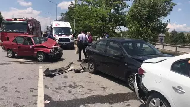 Son dakika! ESKİŞEHİR - 3 aracın karıştığı zincirleme trafik kazasında 8 kişi yaralandı