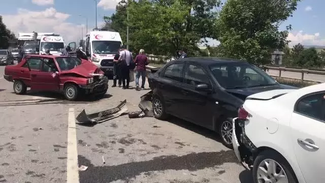 Son dakika! ESKİŞEHİR - 3 aracın karıştığı zincirleme trafik kazasında 8 kişi yaralandı