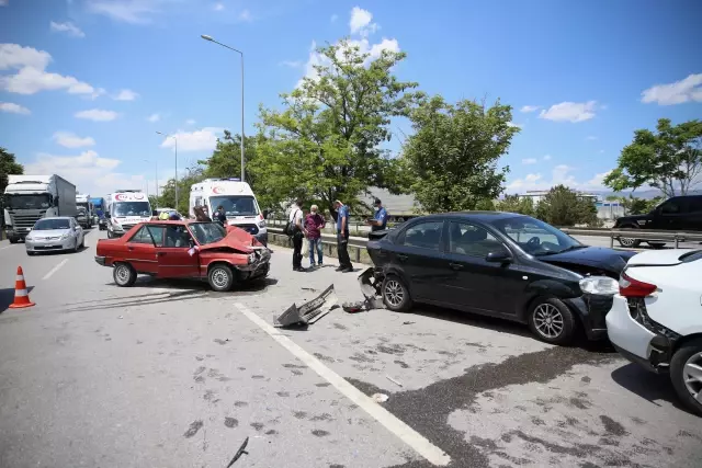 Son dakika! ESKİŞEHİR - 3 aracın karıştığı zincirleme trafik kazasında 8 kişi yaralandı