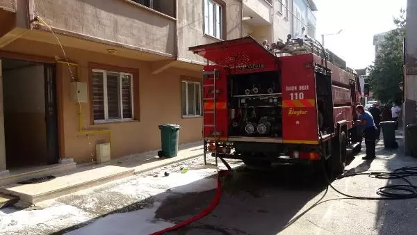 EVDE YANGIN ÇIKARDI, BIÇAKLA KENDİSİNE ZARAR VERMESİNE EKİPLER ENGEL OLDU EVDE YANGIN ÇIKARDI, BIÇAKLA KENDİSİNE ZARAR VERMESİNE EKİPLER ENGEL OLDU