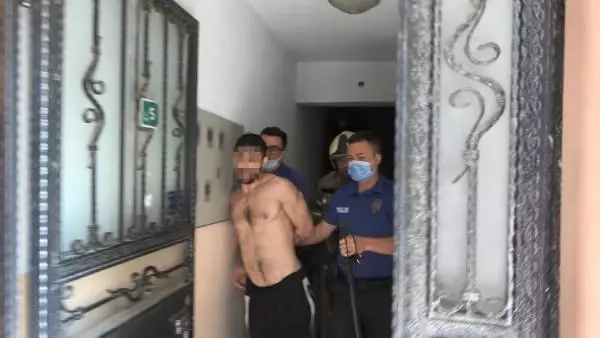 EVDE YANGIN ÇIKARDI, BIÇAKLA KENDİSİNE ZARAR VERMESİNE EKİPLER ENGEL OLDU