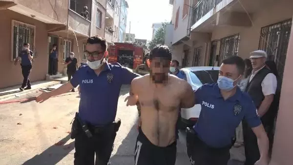 EVDE YANGIN ÇIKARDI, BIÇAKLA KENDİSİNE ZARAR VERMESİNE EKİPLER ENGEL OLDU