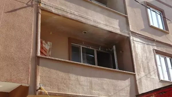 EVDE YANGIN ÇIKARDI, BIÇAKLA KENDİSİNE ZARAR VERMESİNE EKİPLER ENGEL OLDU
