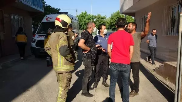 EVDE YANGIN ÇIKARDI, BIÇAKLA KENDİSİNE ZARAR VERMESİNE EKİPLER ENGEL OLDU