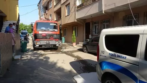 EVDE YANGIN ÇIKARDI, BIÇAKLA KENDİSİNE ZARAR VERMESİNE EKİPLER ENGEL OLDU