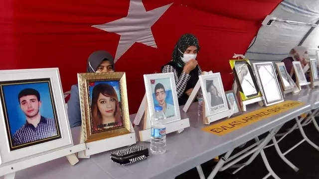 Evlat nöbetindeki anne oğluna teslim olması için çağrıda bulundu Evlat nöbetindeki anne oğluna teslim olması için çağrıda bulundu