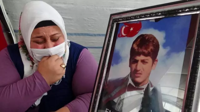Evlat nöbetindeki anne oğluna teslim olması için çağrıda bulundu Evlat nöbetindeki anne oğluna teslim olması için çağrıda bulundu