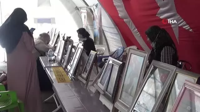 Evlat nöbetindeki anneden oğluna 'teslim ol' çağrısı Evlat nöbetindeki anneden oğluna 'teslim ol' çağrısı