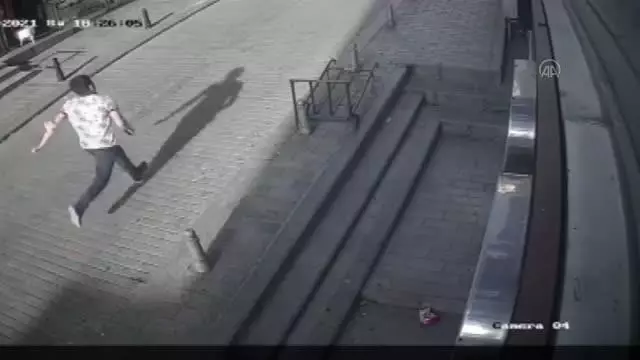 Fatih'te polisin kovaladığı yankesici 'nefesi kesilince' yakalandı Fatih'te polisin kovaladığı yankesici 'nefesi kesilince' yakalandı