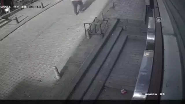 Fatih'te polisin kovaladığı yankesici 'nefesi kesilince' yakalandı