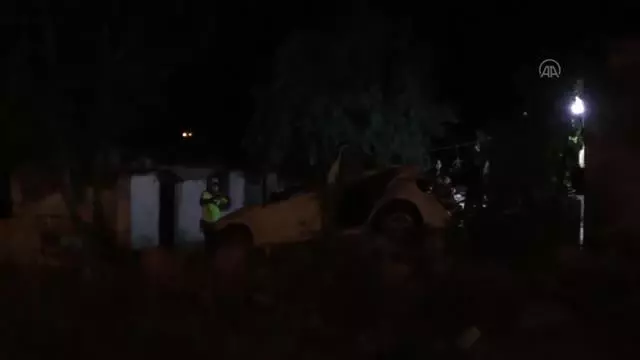GAZİANTEP - Otomobil evin bahçesine devrildi: 2 yaralı GAZİANTEP - Otomobil evin bahçesine devrildi: 2 yaralı