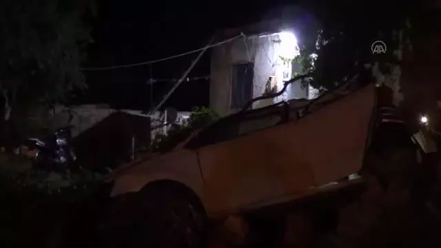 GAZİANTEP - Otomobil evin bahçesine devrildi: 2 yaralı GAZİANTEP - Otomobil evin bahçesine devrildi: 2 yaralı