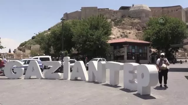 GAZİANTEP - Tarihi ve turistik mekanlarda kısıtlamasız 'cumartesi' yoğunluğu GAZİANTEP - Tarihi ve turistik mekanlarda kısıtlamasız 'cumartesi' yoğunluğu