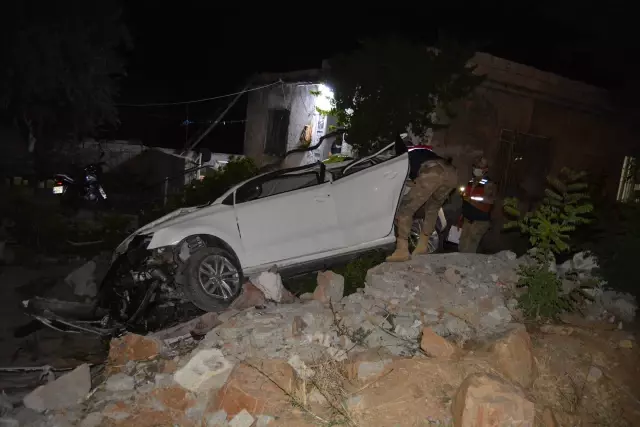 GAZİANTEP - Otomobil evin bahçesine devrildi: 2 yaralı GAZİANTEP - Otomobil evin bahçesine devrildi: 2 yaralı