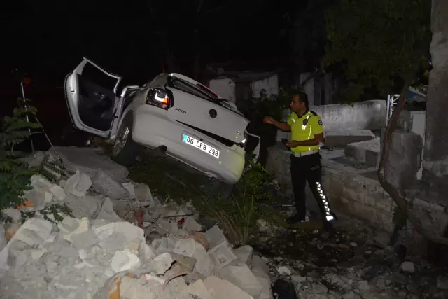 GAZİANTEP - Otomobil evin bahçesine devrildi: 2 yaralı GAZİANTEP - Otomobil evin bahçesine devrildi: 2 yaralı