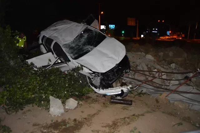 GAZİANTEP - Otomobil evin bahçesine devrildi: 2 yaralı GAZİANTEP - Otomobil evin bahçesine devrildi: 2 yaralı