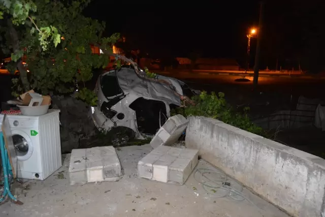 GAZİANTEP - Otomobil evin bahçesine devrildi: 2 yaralı GAZİANTEP - Otomobil evin bahçesine devrildi: 2 yaralı