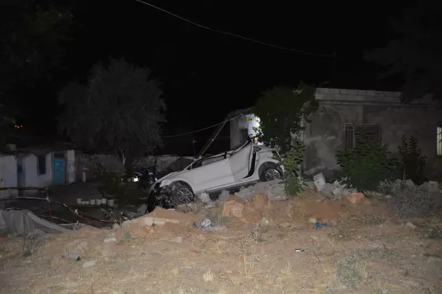 GAZİANTEP - Otomobil evin bahçesine devrildi: 2 yaralı GAZİANTEP - Otomobil evin bahçesine devrildi: 2 yaralı