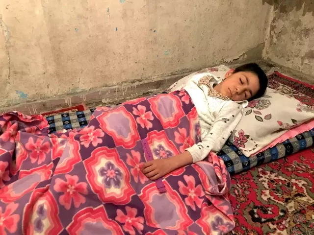 Geçirdiği beyin kanamasıyla yatağa mahkum olan Suriyeli Havin, yeniden yürüyebilmenin hayalini kuruyor Geçirdiği beyin kanamasıyla yatağa mahkum olan Suriyeli Havin, yeniden yürüyebilmenin hayalini kuruyor