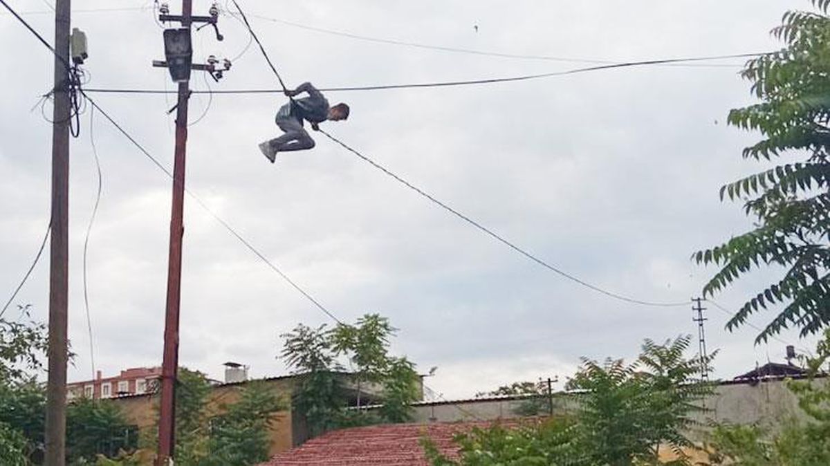 İntihar etmek isteyen şahıs, tırmandığı elektrik kablolarında böylece kalakaldı