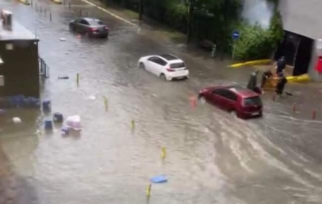 İstanbul'da şiddetli yağmur bir anda bastırdı! Meteoroloji'den sarı kodlu sel ve dolu uyarısı geldi İstanbul'da şiddetli yağmur bir anda bastırdı! Meteoroloji'den sarı kodlu sel ve dolu uyarısı geldi