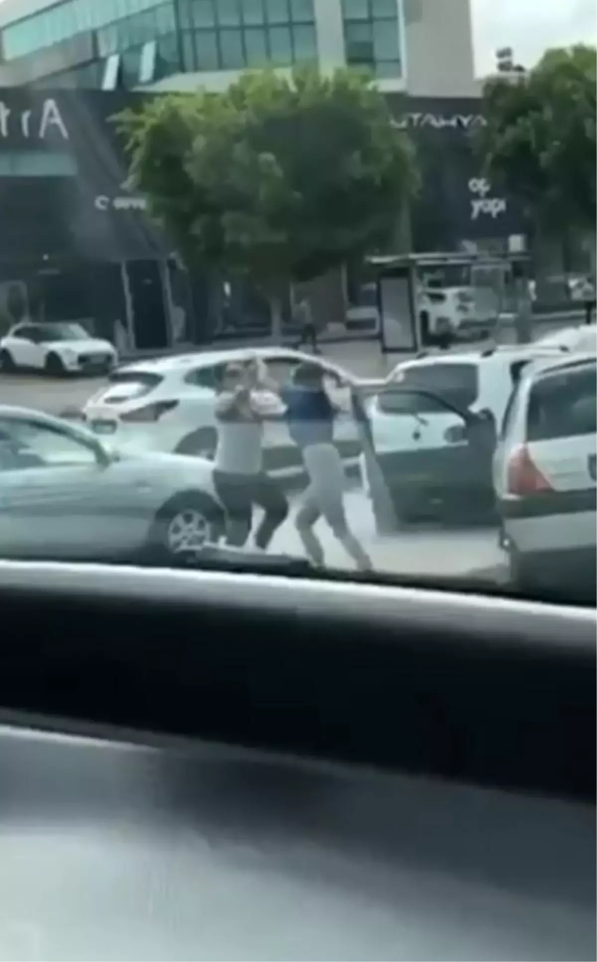 Son dakika haber | Kadın sürücülerin saç saça baş başa kavgası kamerada