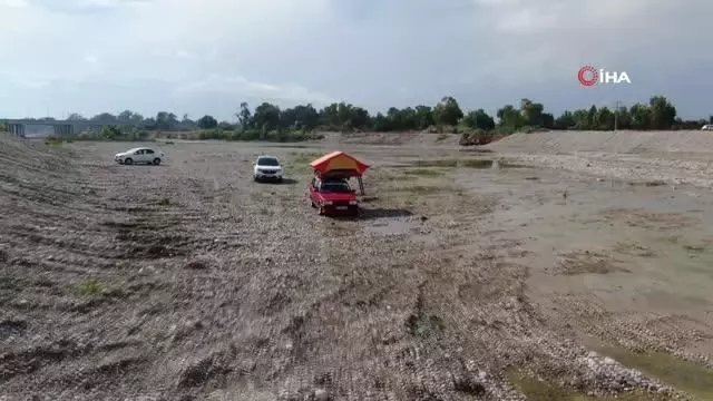 Karavana gücü yetmeyince binek otomobilini karavana çevirdi Karavana gücü yetmeyince binek otomobilini karavana çevirdi